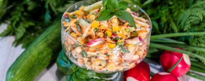 Салат из редиса и моркови с кукурузой