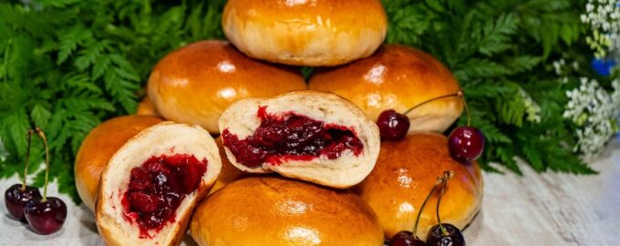 Сдобные пирожки из вишни на кефире