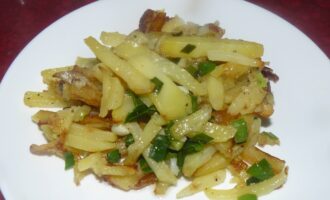 Жареная картошка с зеленым луком и чесноком
