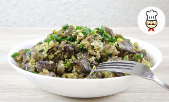 Куриные потрошка с яйцом и луком