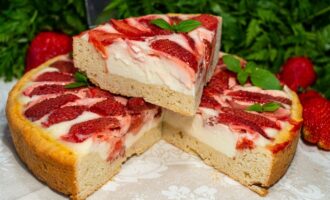 Песочный пирог с клубникой и сметаной