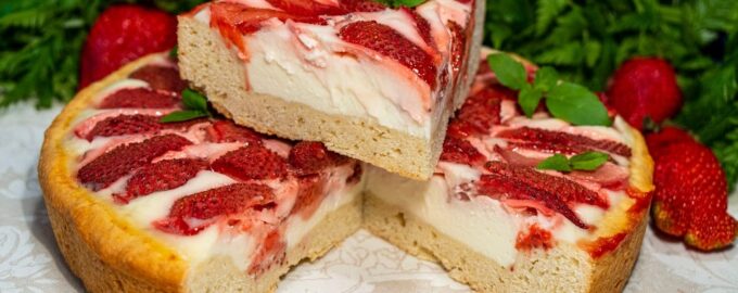 Песочный пирог с клубникой и сметаной