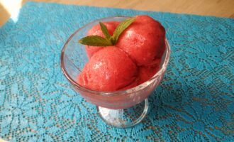Летний десерт из клубники