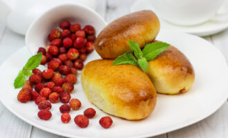 Пирожки с земляникой или клубникой в духовке.