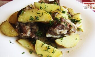 Молодая картошка со свиными рёбрышками в духовке