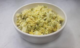 Салат "Чайка" с сыром, яйцами и горошком