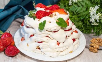 Зефирный торт без выпечки с клубникой