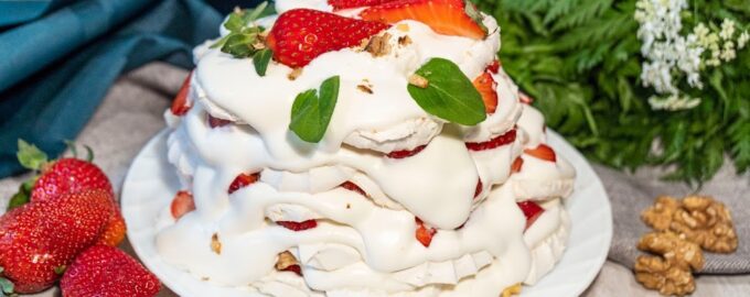 Зефирный торт без выпечки с клубникой