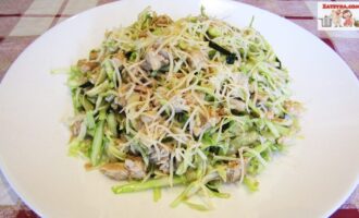 Салат с молодой капустой и курицей