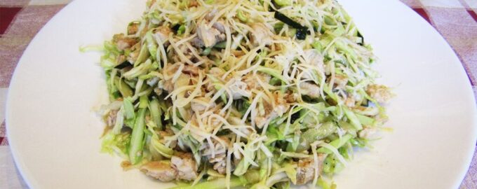 Салат с молодой капустой и курицей