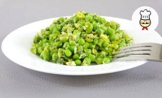 Зеленый горошек с луком и яйцом