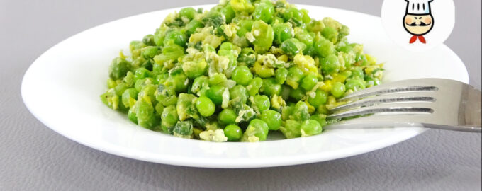 Зеленый горошек с луком и яйцом