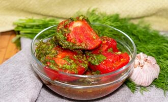Помидоры с зеленью и чесноком закуска
