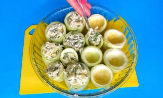 Фаршированные кабачки с необычной начинкой из брынзы