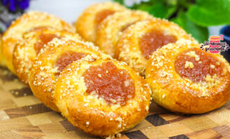 Сладкие булочки с повидлом и посыпкой