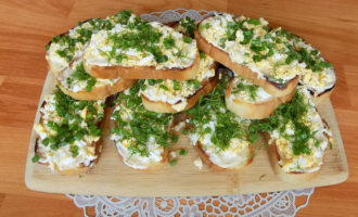 Острые закусочные бутерброды с чесноком и яйцом