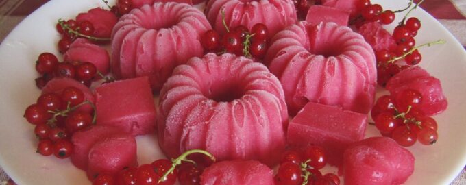 Десерт из красной смородины