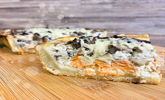 Рыбный пирог с семгой грибами и сливочной заливкой