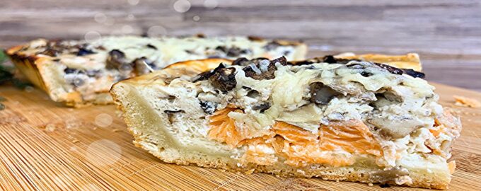Рыбный пирог с семгой грибами и сливочной заливкой