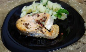 Запеченный лосось с лимоном и розовым перцем