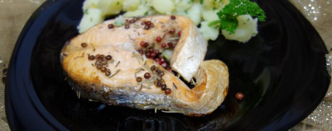 Запеченный лосось с лимоном и розовым перцем