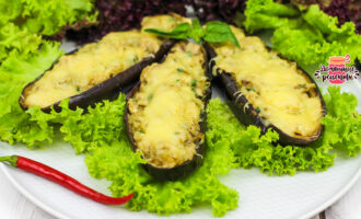 Лодочки из запеченных баклажанов с грибами и сыром в духовке