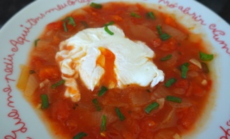 Португальский томатно-луковый суп с яйцом пашот