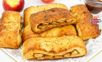 Сочные бисквиты с яблоками и соусом.