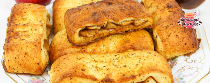 Сочные бисквиты с яблоками и соусом.