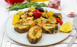 Нежнейший запеченный судак в духовке с овощами.