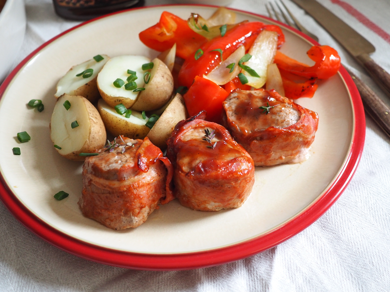 Запеченная свиная вырезка с соусом из йогурта