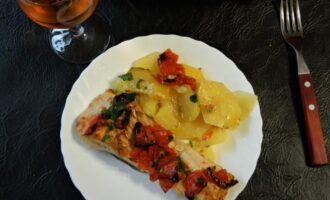 Карп с картошкой в духовке