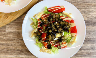 Попробуйте вкусный и простой теплый салат из баклажанов
