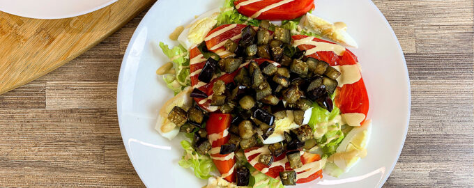Попробуйте вкусный и простой теплый салат из баклажанов