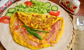 Омлет с беконом и зеленым луком