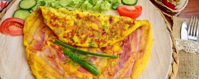 Омлет с беконом и зеленым луком
