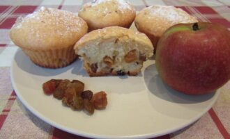 Кексы на кефире с яблоком и изюмом