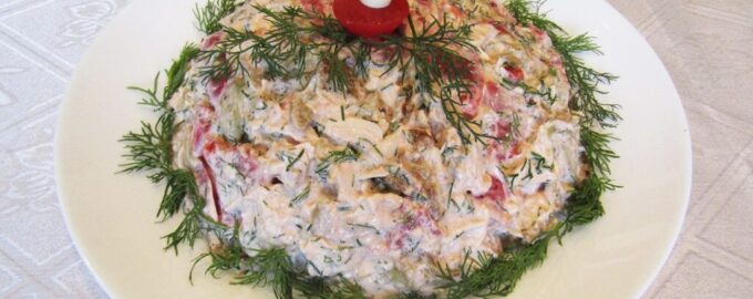 Салат с баклажанами, помидорами и куриным филе