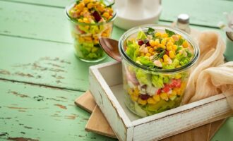 Слоеный салат с крабовыми палочками и ананасом
