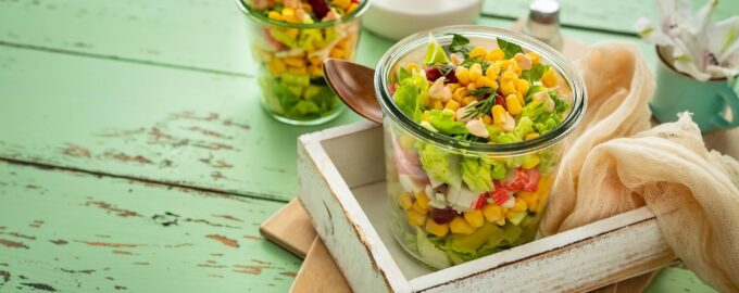 Слоеный салат с крабовыми палочками и ананасом