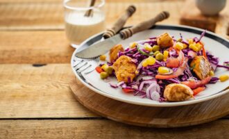 Салат с курицей и красной капустой