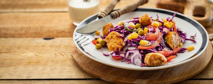 Салат с курицей и красной капустой