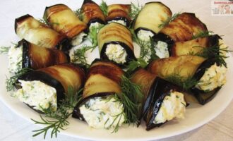 Рулетики из баклажанов с яйцом и сыром