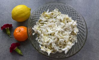 Салат из редьки и маринованных огурцов