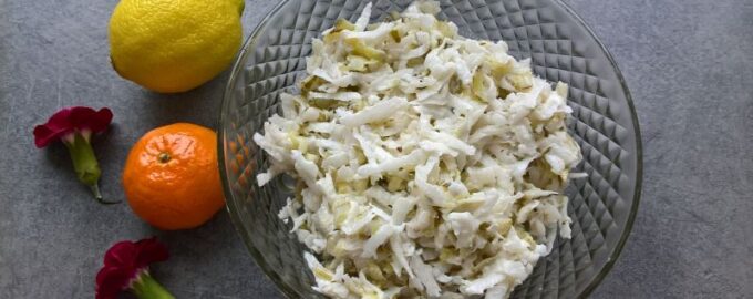 Салат из редьки и маринованных огурцов