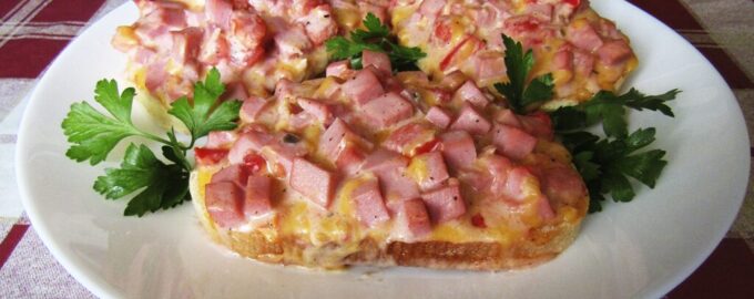 Горячий бутерброд со вкусом пиццы