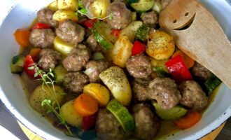 Тефтели из говядины с овощами
