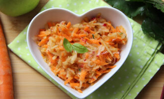Салат с морковью, яблоком и редисом