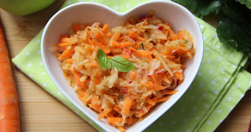 Салат с морковью, яблоком и редисом