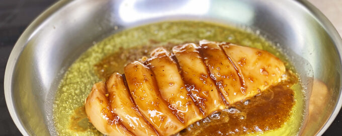 Жареная куриная гудка в соусе терияки - отличное блюдо для ужина, которое можно подавать с рисом или овощами